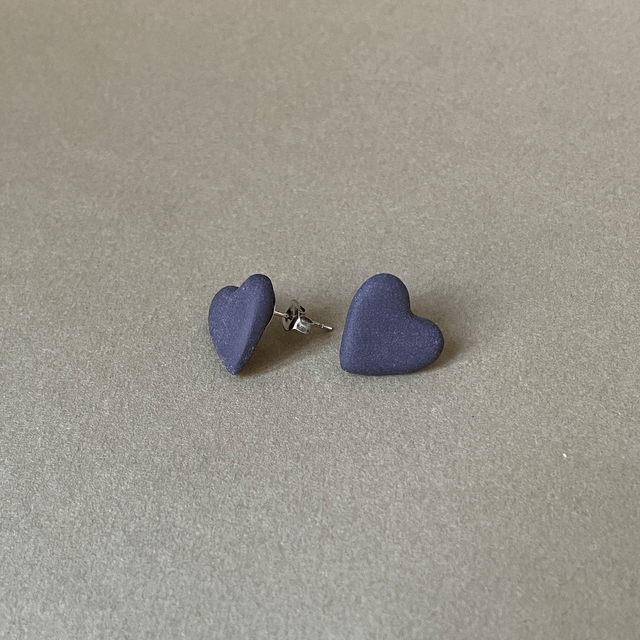 Boucles d’oreilles puces | Petit cœur noir