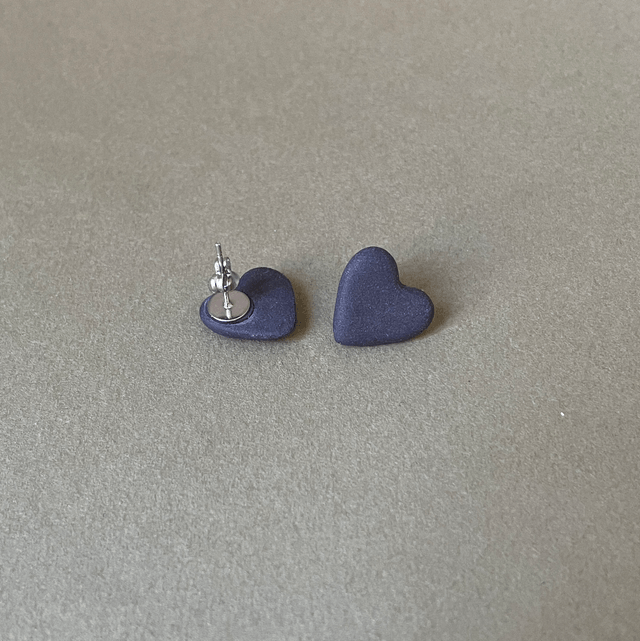 Boucles d’oreilles puces | Petit cœur noir