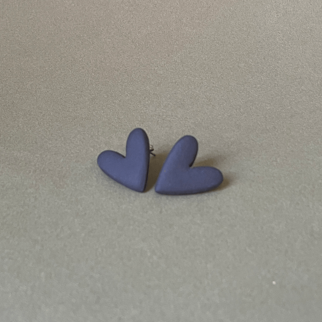 Boucles d’oreilles puces | Grand cœur noir