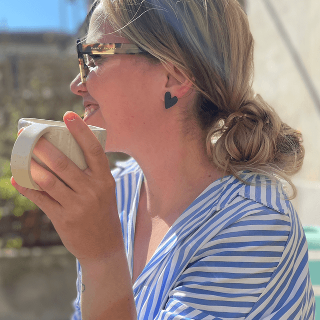 Boucles d’oreilles puces | Grand cœur noir