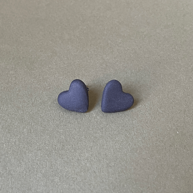 Boucles d’oreilles puces | Petit cœur noir