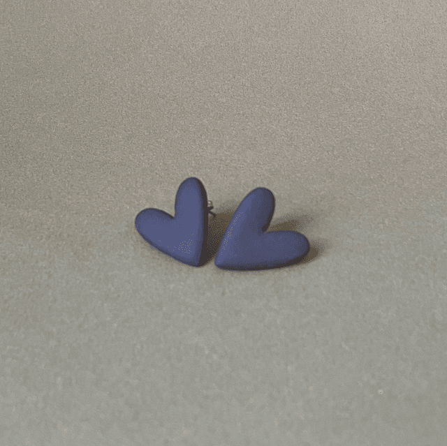 Boucles d’oreilles puces | Grand cœur noir